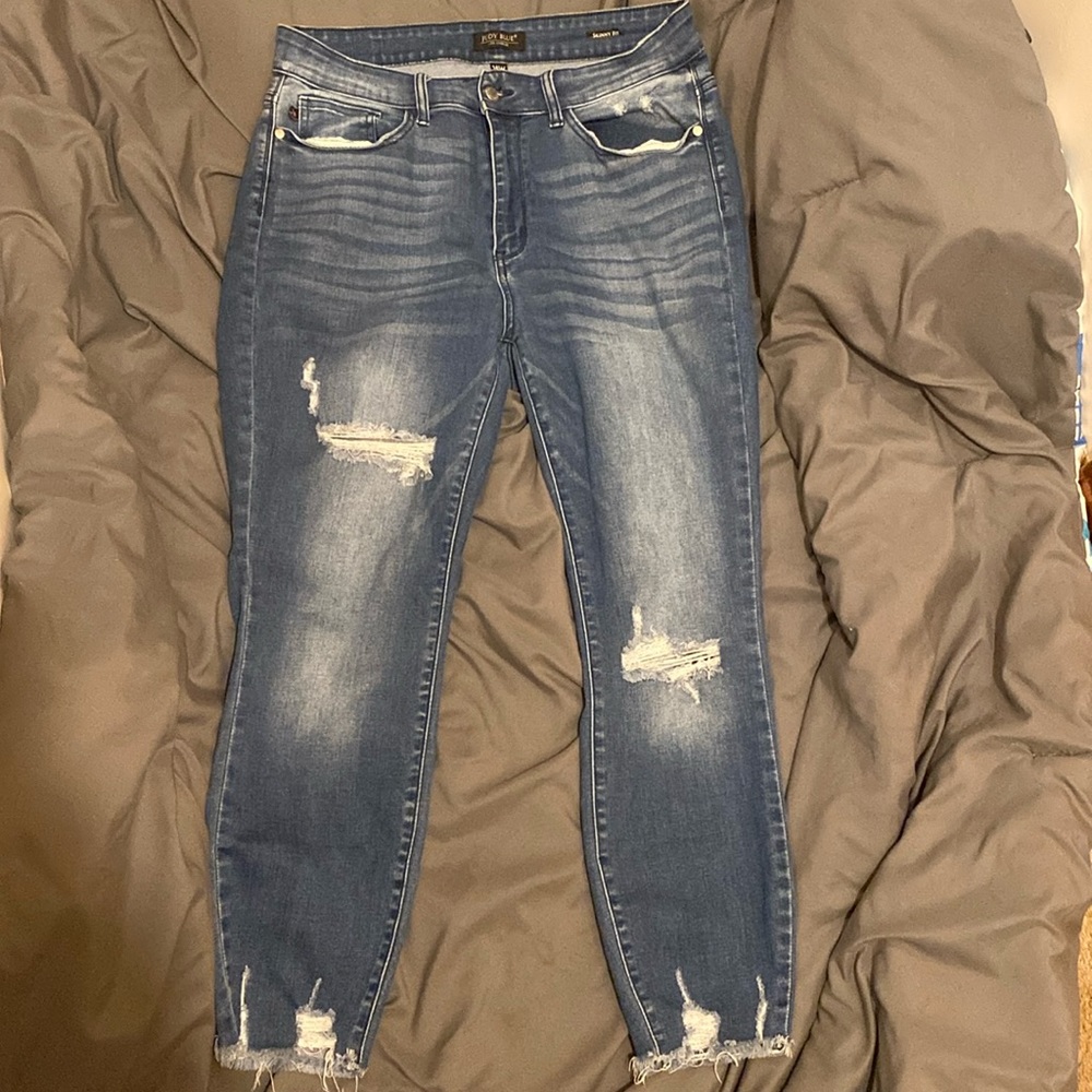 Judy blues. High Rise. Skinny fit. Destroyed hem